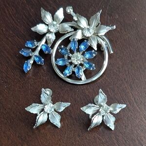Vintage Bugbee And Niles BN Floral Silver and Blue Brooch & Screw Earring Set